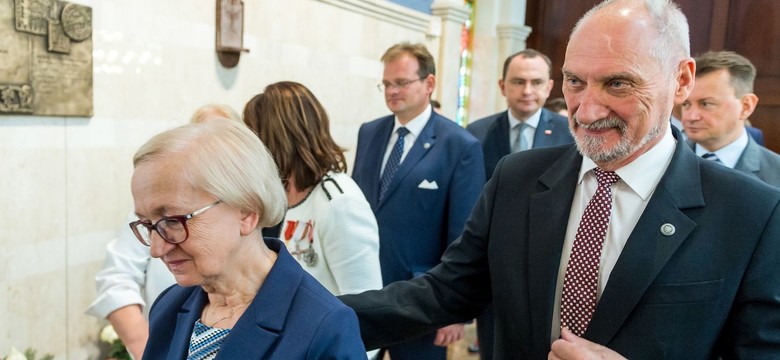 Wprost: Żona Macierewicza chce usunąć z księgarń biografię męża. "To tylko pretekst"