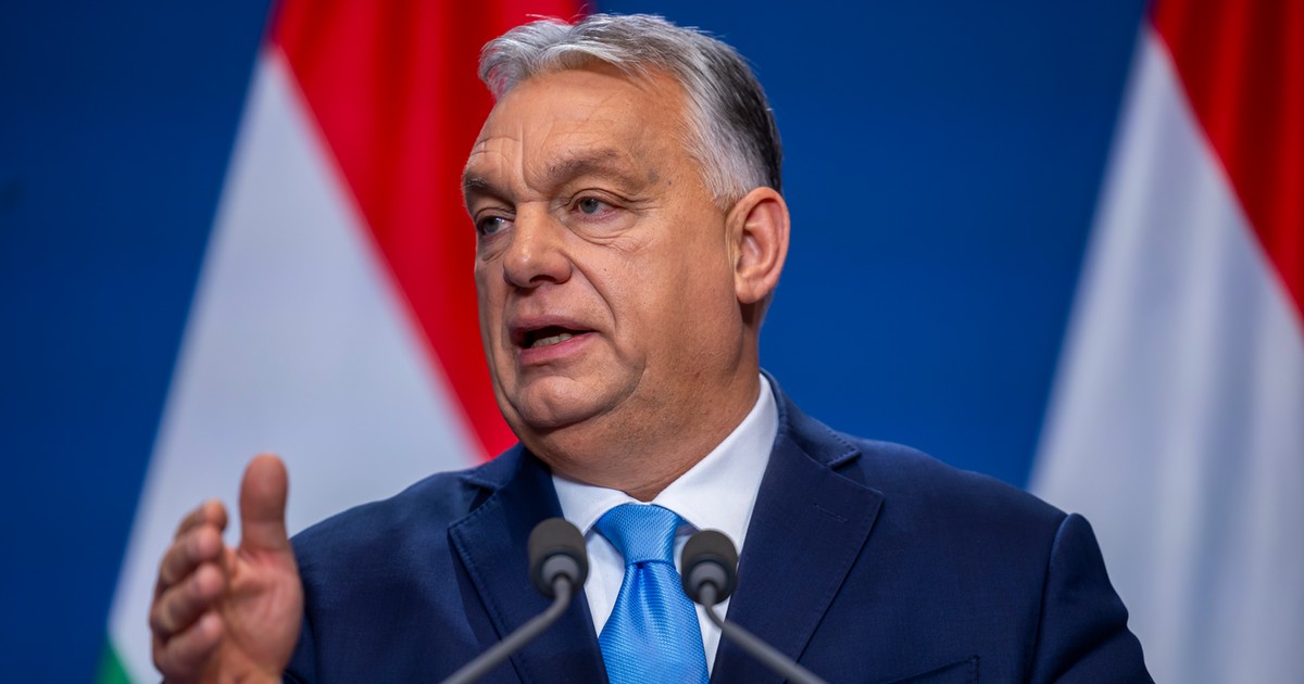 Orbán Viktor útban Párizs felé: a repülőgépen elárulta, mit szeretne megtudni Emmanuel Macrontól