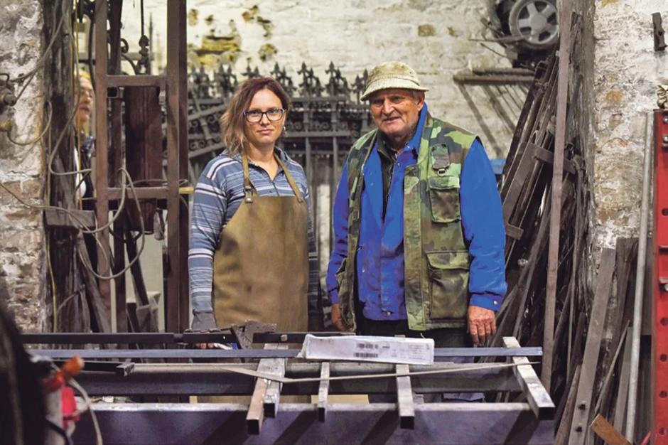 Andrea Lukači Pap, jedina žena - kovač i njen otac Lajoš Lajčika Lukači