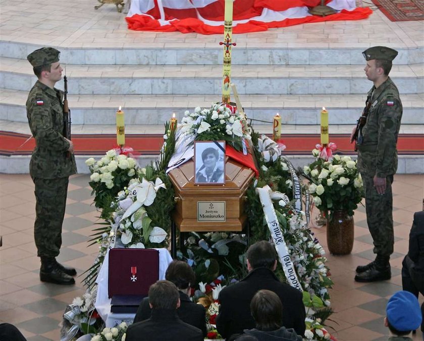 W pięknej stewardessie kochał się...