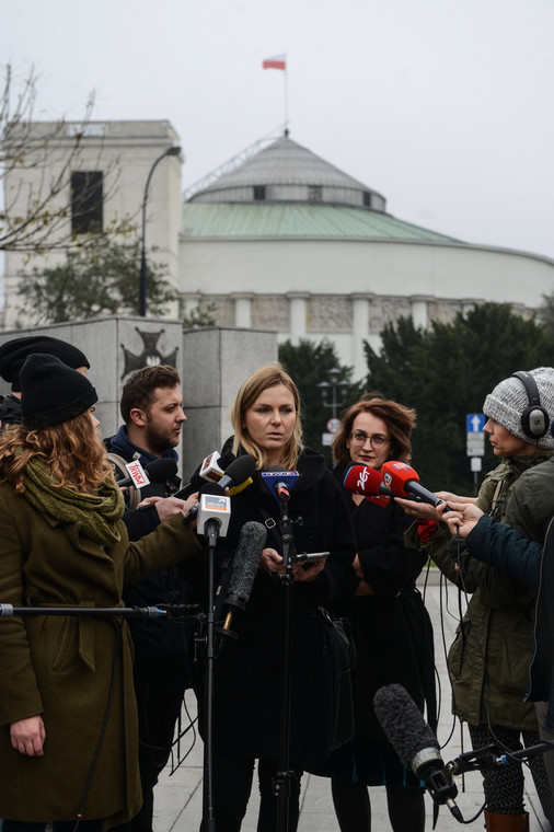 Bożena Przyłuska (centrum-L) i Agata Czarnecka (centrum-P) podczas konferencji prasowej nt. Ogólnopolskiego Strajku Kobiet