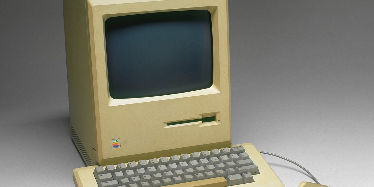 Macintosh od Apple zadebiutował w 1984 roku. To pierwszy "komputer osobisty" firmy