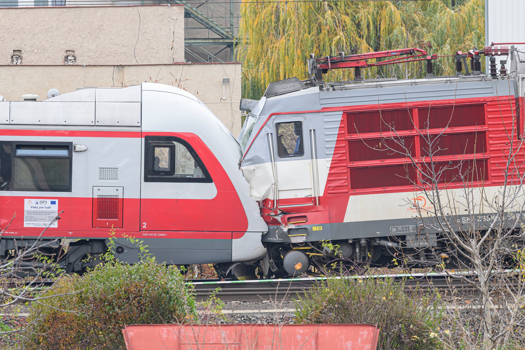 Pri Pezinku došlo v nedeľu (9. 11.) večer k zrážke dvoch vlakov.