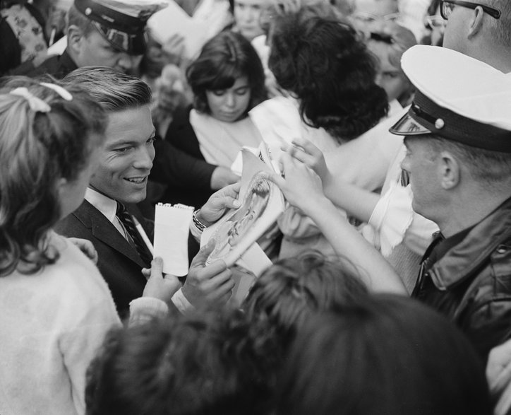 Richard Chamberlain z fanami [około 1965]