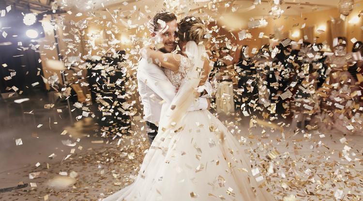 A menyasszonytánc alatt sok pénzt kaptunk. Kell adót fizetnünk? Fotó: Getty Images