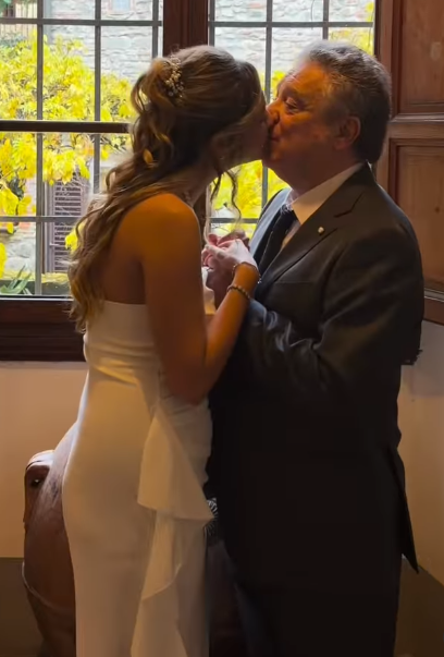 Minea si vzala svojho bývalého stredoškolského učiteľa, ktorý je o 40 rokov starší ako ona.