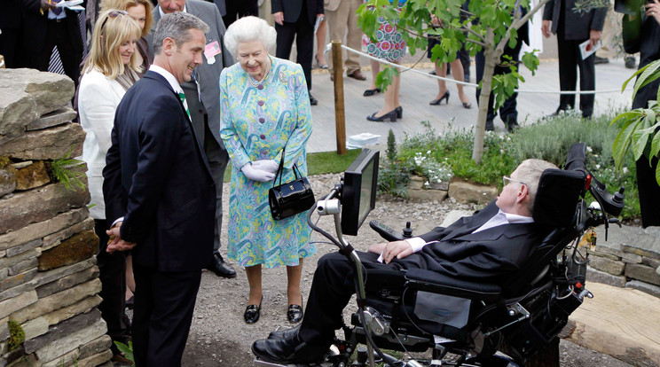 II. Erzsébet királynő és Stephen Hawking találkozása 2010-ben, a Chelsea Virágkiállítás alkalmával / Fotó: Getty Images