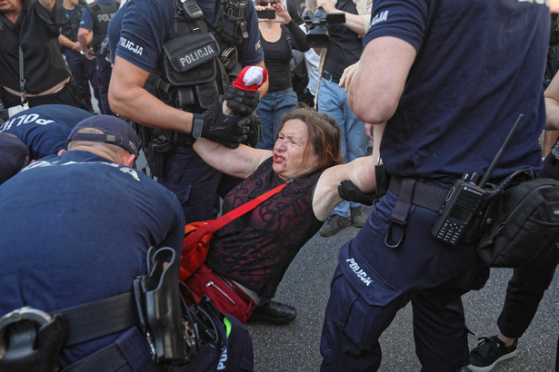 Policja usunęła Obywateli RP, którzy na Nowym Świecie próbowali zablokować Marsz Zwycięstwa Rzeczypospolitej.