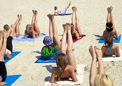 Dla miłośniczek ruchu: fitness na plaży w łódzkiej Manufakturze