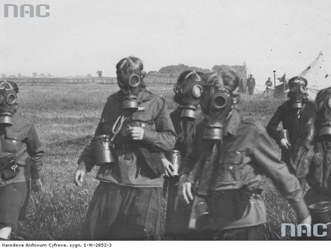 Za mundurem panny sznurem? W mundurze też. I obowiązkowo w masce przeciwgazowej