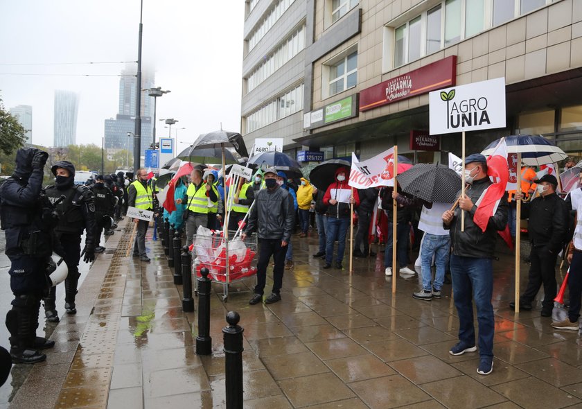 Protest rolników w Warszawie. Zablokowali kluczową trasę