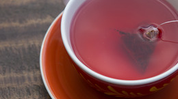 Kiedy pić czerwoną herbatę rano czy wieczorem? Pora ma znaczenie