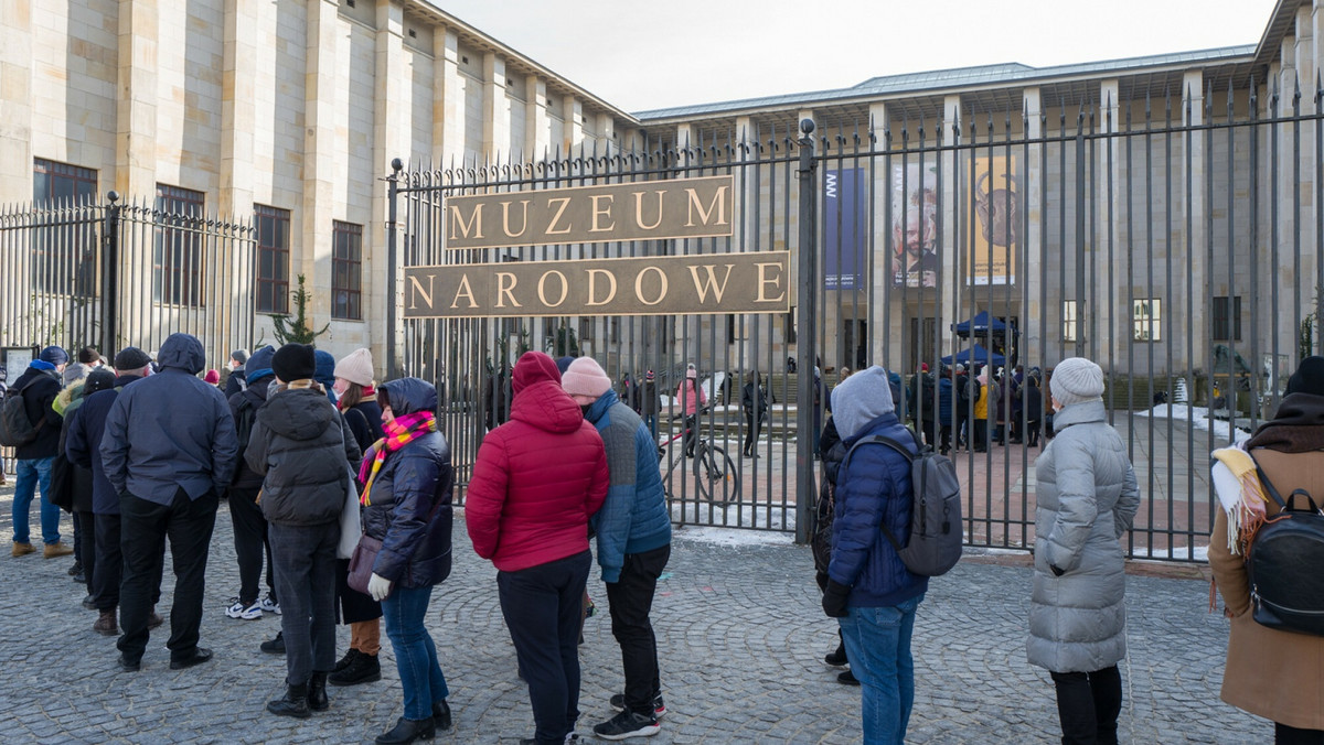 Tego nikt się nie spodziewał - muzea przeżywają istne obłożenie. Przed Narodowymi w Krakowie i Warszawie w weekend ustawiały się kolejki. Ludzie po wielu miesiącach odbijania się od zamkniętych przez rząd drzwi galerii, ruszyli szturmem po sztukę. Jak podały nam niektóre placówki - otwarcie było frekwencyjnym sukcesem, o ile można o takim mówić w kontekście panującego reżymu sanitarnego.