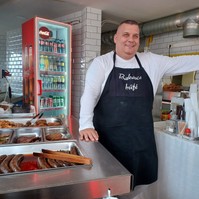 Nem tudja elviselni, ha kukából eszik valaki: a pesti büfés senkit sem hagy éhezni