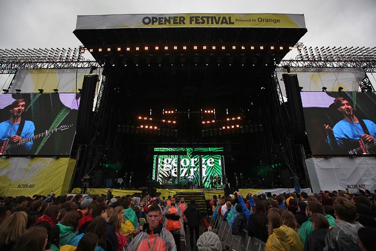 Geogre Ezra na festiwalu Open'er 2017. 01.07.2017.