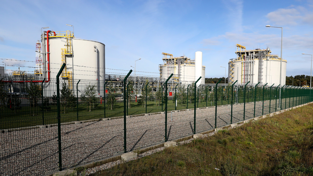 Mężczyzna latał paralotnią nad terminalem, a przestrzeń powietrzna nad nim jest zamknięta od listopada 2017 roku. Teraz 51-latkowi z Lubelszczyzny grozi do pięciu lat więzienia za naruszenie przestrzeni powietrznej terminala LNG im. prezydenta Lecha Kaczyńskiego w Świnoujściu - czytamy na stronie "Rzeczpospolitej".