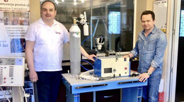 Zepół VentiHelp przy swoim prototypie respiratora – Marek Ciembroniewicz (z lewej) i Patryk Kadlec.