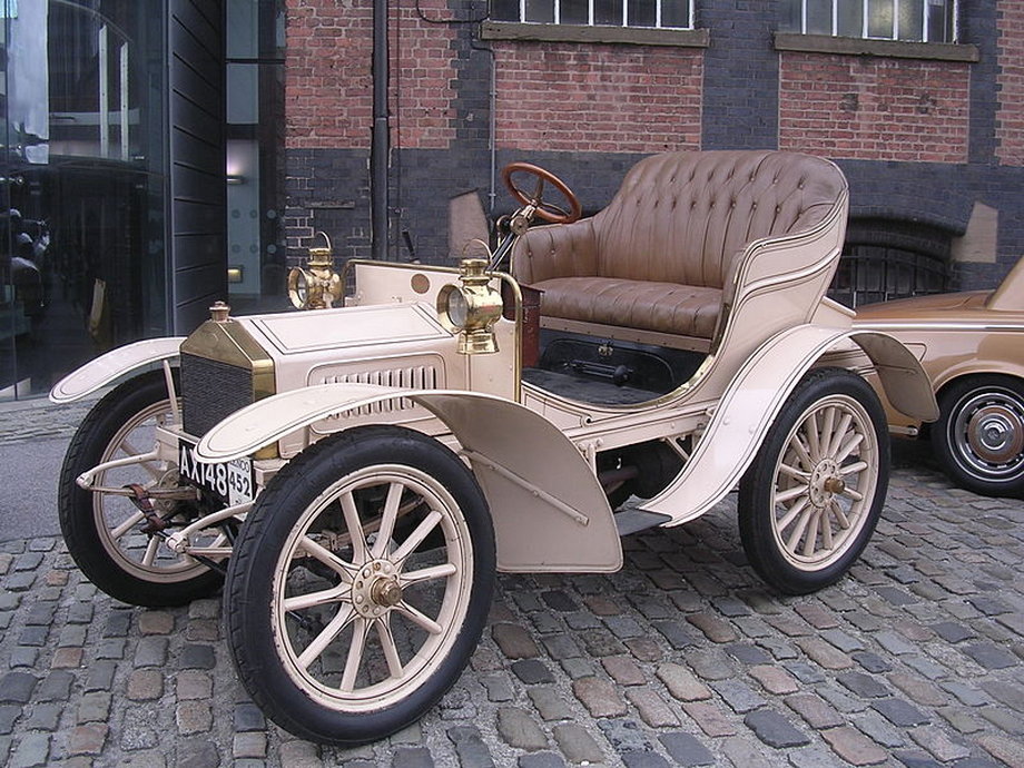 Pierwszy samochód marki Rolls Royce zaprezentowano w grudniu 1904 roku na wystawie w Paryżu. To model 10hp. Jego maksymalna prędkość to 63 km/godz. W ciągu dwóch lat powstało 16 egzemplarzy