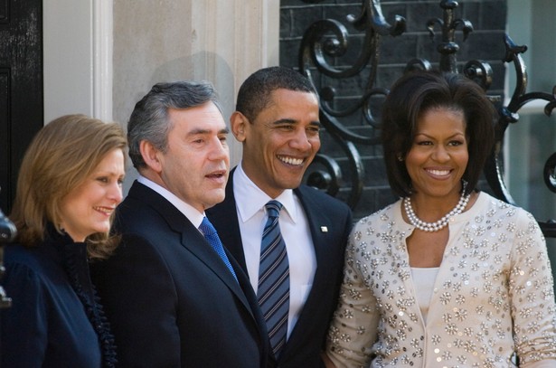 Premier Wielkiej Brytanii Gordon Brown (z lewej) i prezydent USA Barack Obama z małżonkami, fot. Bloomberg