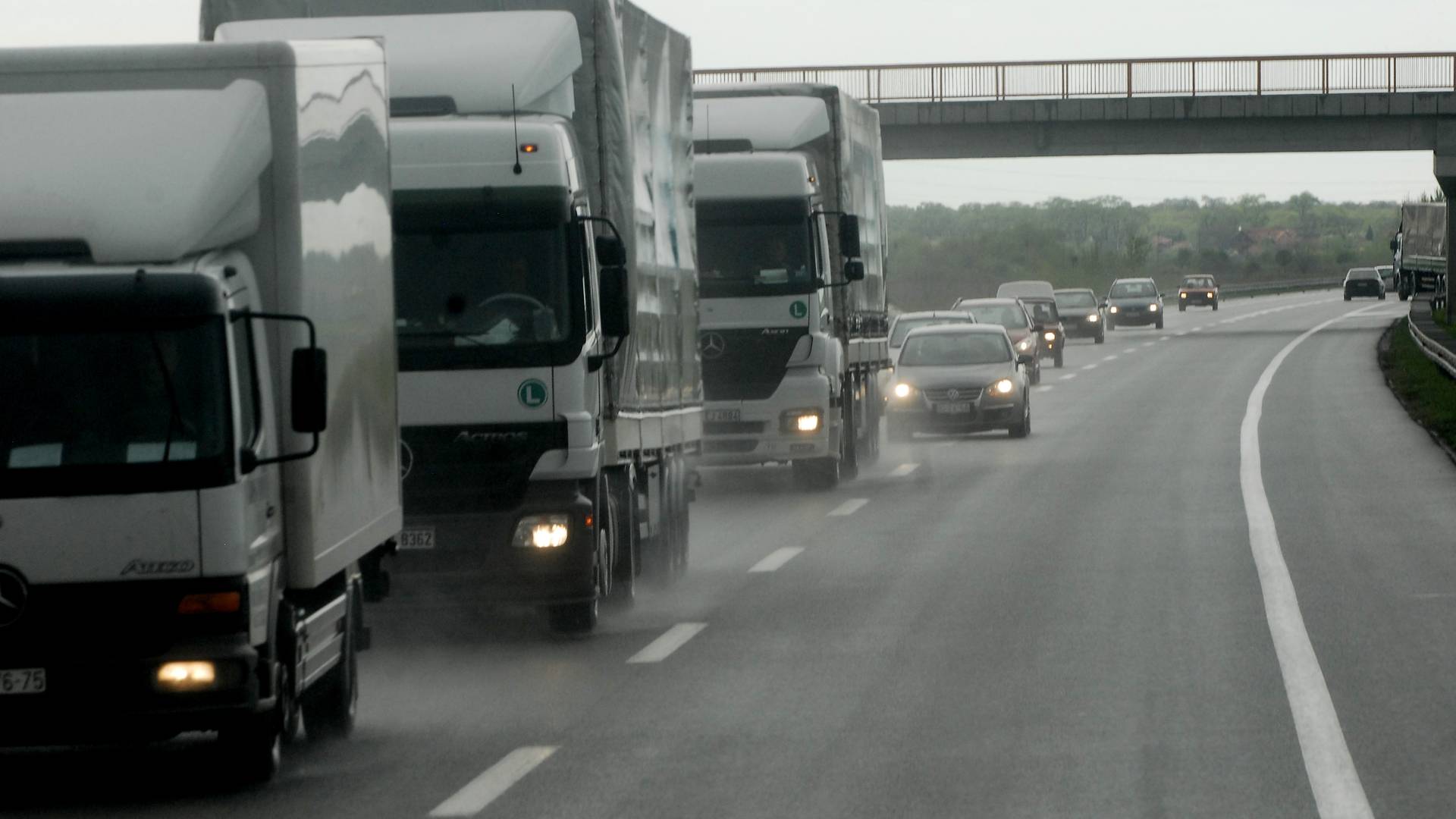 Crnogorci kamiondžijama na carinskom terminalu naplaćuju umivanje i pranje zuba i ljudi su zgroženi