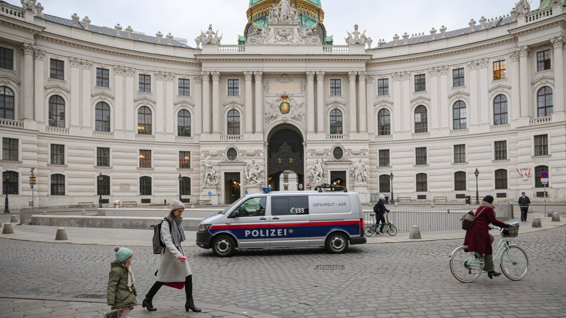 Kako žive antivakseri Branko i Goran u Austriji - Istina o plakatima u Beču koji su iznervirali Srbe