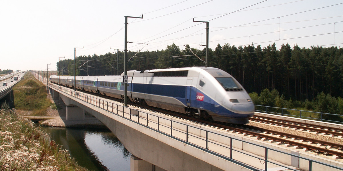 Pierwszy skład TGV wyjechał na francuskie tory w rozkładowym przejeździe w 1981 roku
