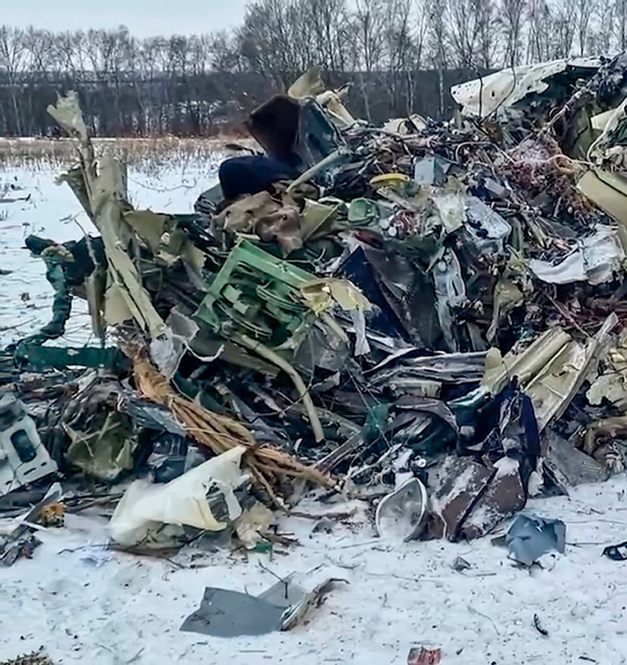 Trosky ruského havarovaného lietadla Iliušin Il-76, ktoré malo prevážať ukrajinských zajatcov.