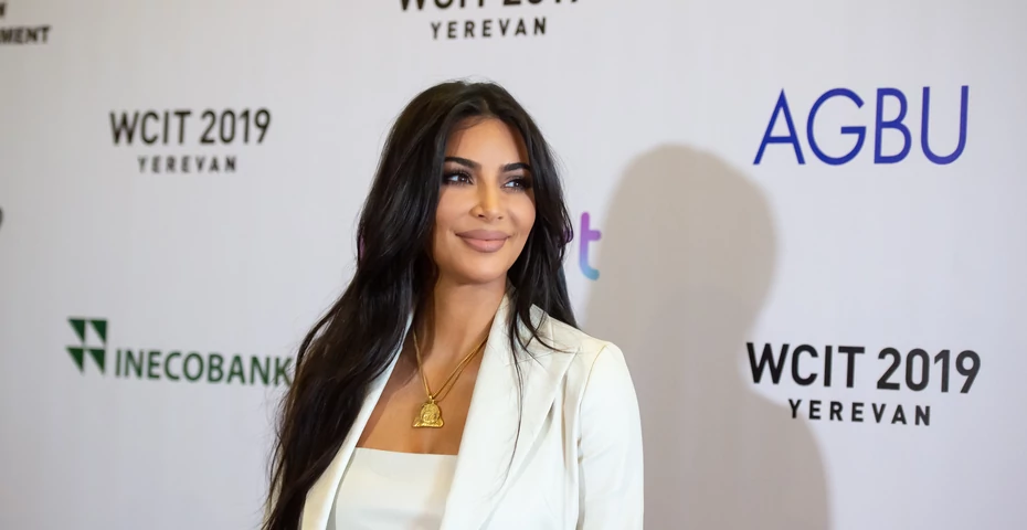 Kim Kardashian w garniturze polskiej projektantki. Wiemy, gdzie znajdziesz podobny!