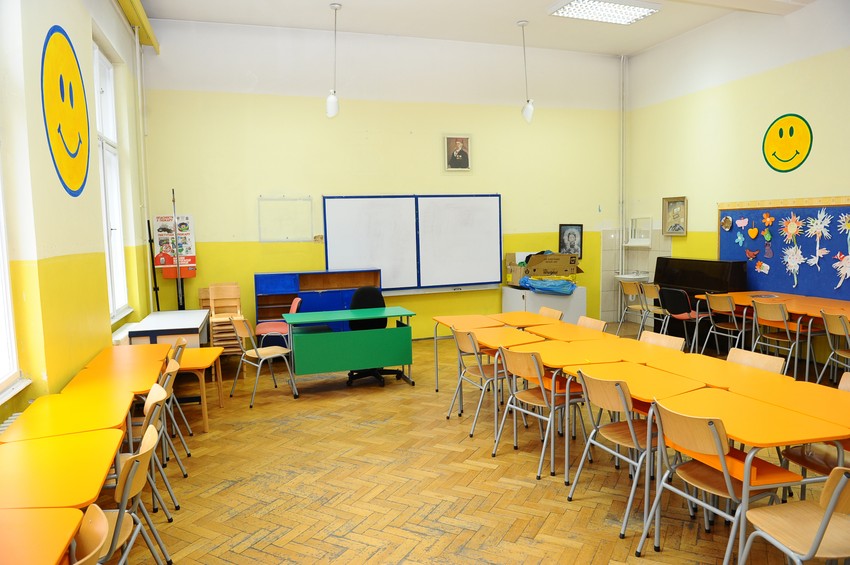 Skraćeni časovi u pojedinim školama sutra će ranije isprazniti učionice