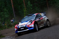 Rajd Finlandii: Jari-Matti Latvala prowadzi, Kubica dziewiąty