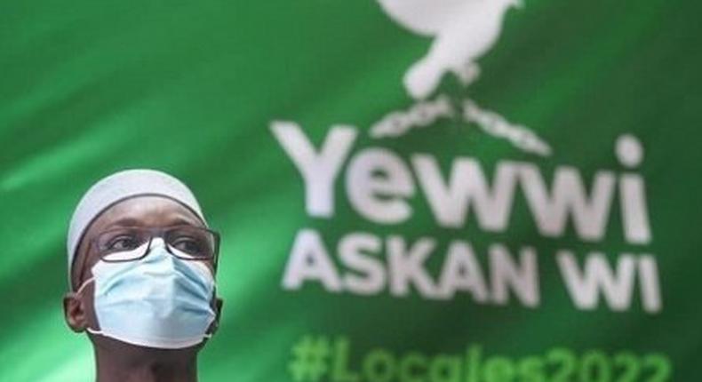 Ousmane Sonko devant une banderole avec le logo de la coalition Yewwi Askanwi lors des élections locales de janvier 2022.