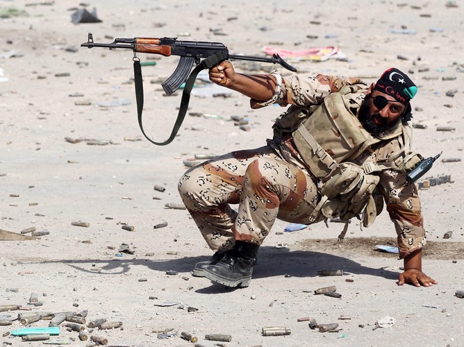 Libijski rebeliant podczas bitwy o wyzwolenie miasta Sirte, Libia, 15 października 2011