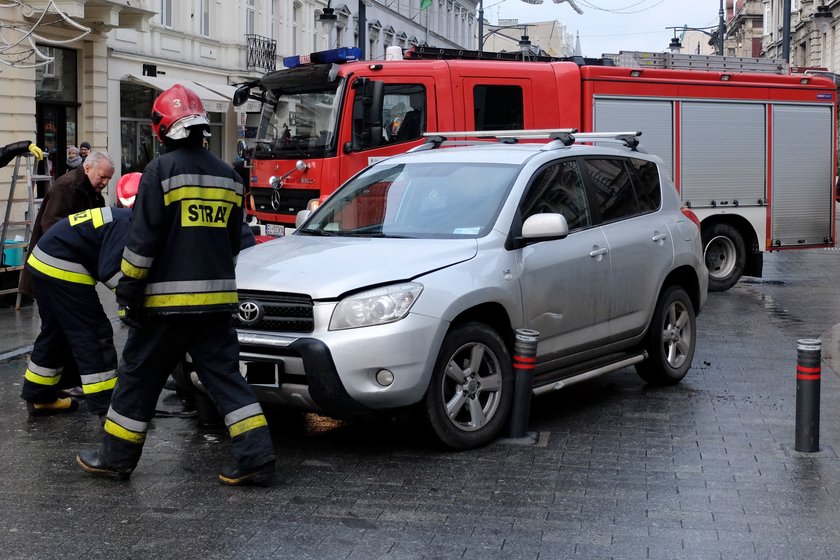 Uwaga na słupki na Piotrkowskiej