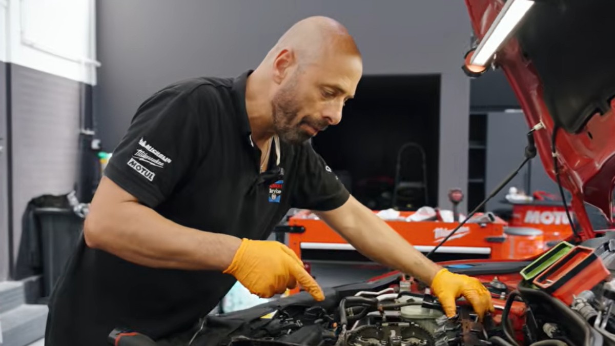 Un mecanic român a reglat tacheții la o Honda 1.5 Turbo cu 141.000 km parcurşi ca „pe vremuri”