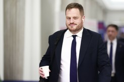 Dziennikarz chciał ubrać polityka w specyficzną czapkę z USA. Afera w studiu TVP Info