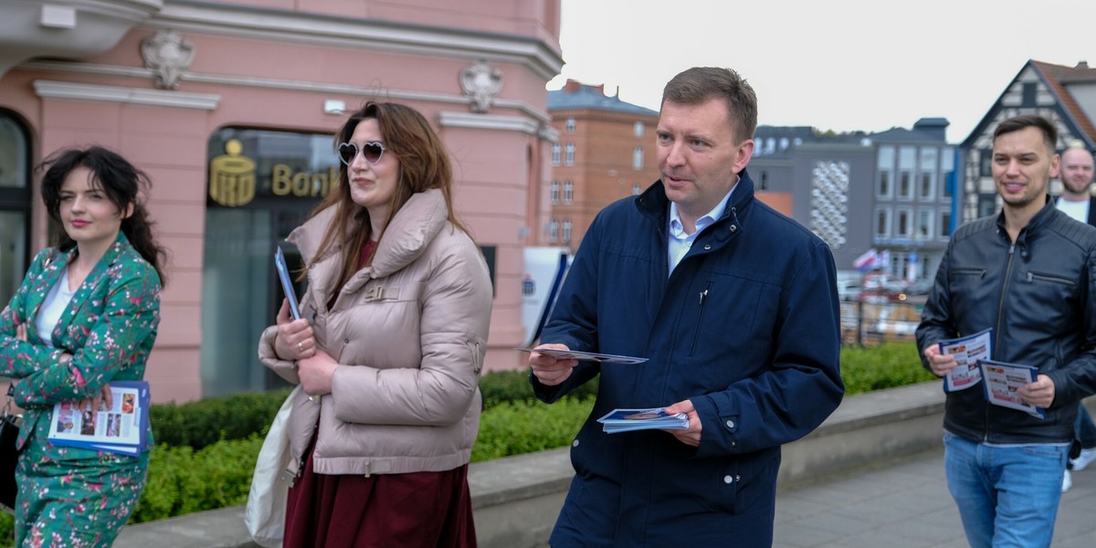 Łukasz Schreiber z PiS podczas rozdawania ulotek w Bydgoszczy. Były minister jest jednym z parlamentarzystów, który próbował zdobyć władzę w samorządzie. Nie udało się.