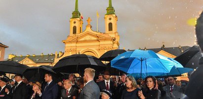 Niezwykły moment na obchodach w Warszawie. Reporterzy aż skierowali aparaty w górę. Niebo dało znak?