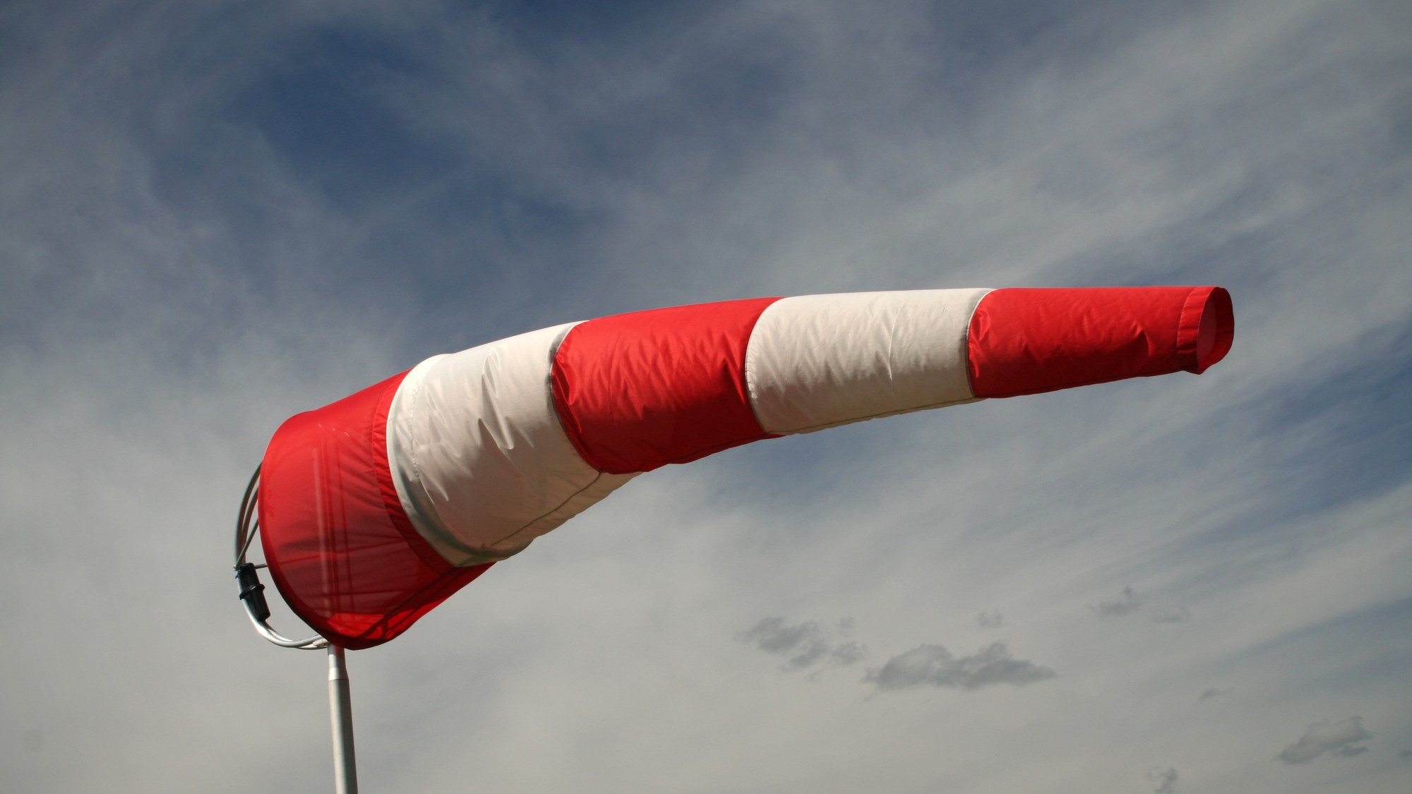 Na Slovensku sa môže vyskytnúť silný vietor a víchrica (ilustračné foto).