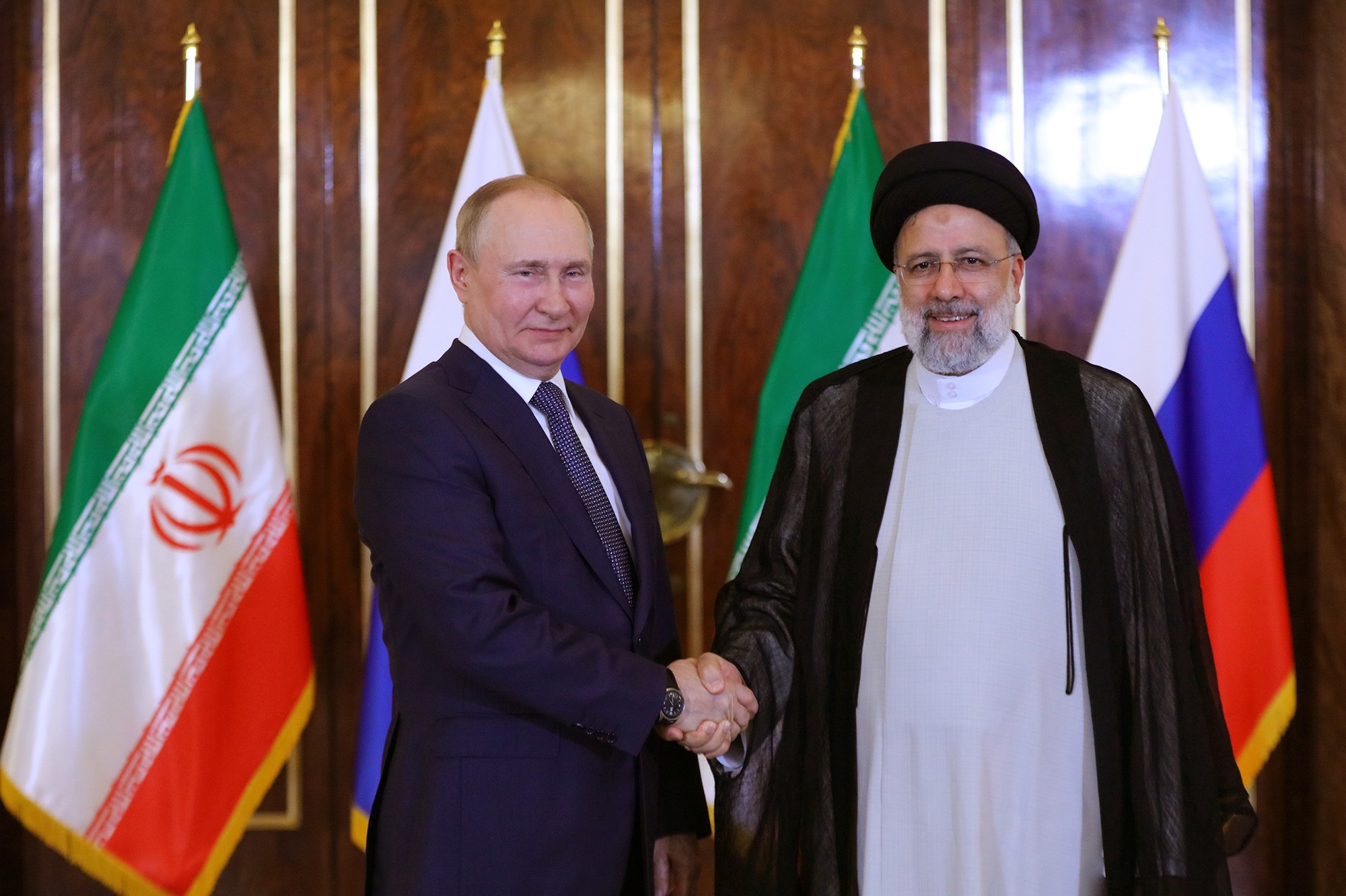 Ruský prezident Vladimir Putin a iránsky prezident Ebrahim Raisi