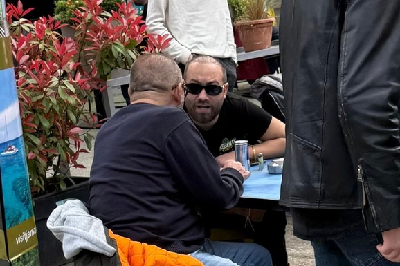 (PAPARACO) RASTA BEZ KOSE, UHVAĆEN SA POZNATIM SRPSKIM GLUMCEM Njih niko nije očekivao na istom mestu: Reper se krio od znatiželjnih pogleda