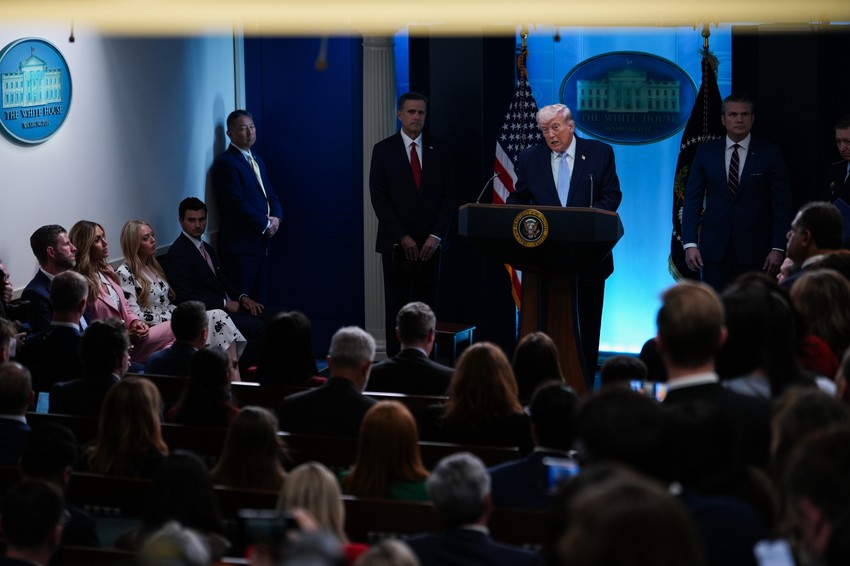 Američki predsednik Donald Tramp u pratnji ministra odbrane Pita Hegseta, načelnika Združenog generalštaba Dena Kejna i direktora CIA Džona Retklifa na brifingu u Beloj kući 6. aprila