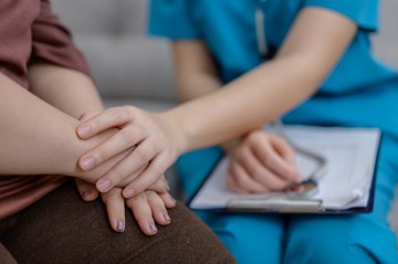 A túlsúly és elhízás gyakorisága mindkét nemnél nő az életkorral: a 18–34 éves korú férfiak 41%-ának magasabb a testtömegindexe 25-nél, a 65 feletti korcsoportban pedig ez az arány már 76%. A fiatal nőknél a túlsúly és elhízás együttes előfordulása 30%, időskorra ez az arány 83%-ra nő.