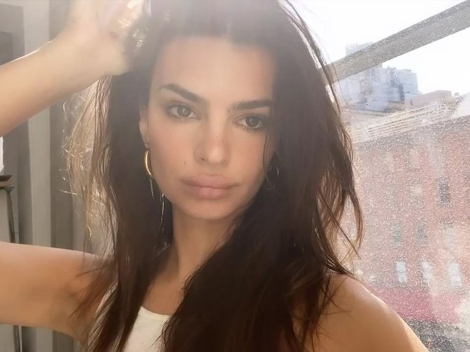 Emili Ratajkovski skroz gola na odmoru u Italiji: Zbog njenih fotki Instagram gori