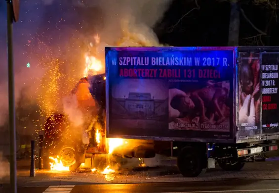 Spłonęła kolejna ciężarówka antyaborcyjna. Sprawę bada policja