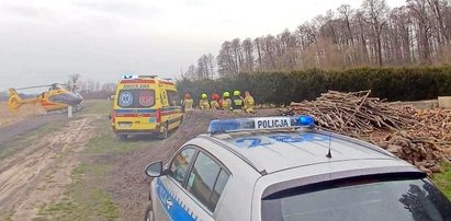 Pomagała koledze przy cięciu drewna. Doszło do strasznej tragedii