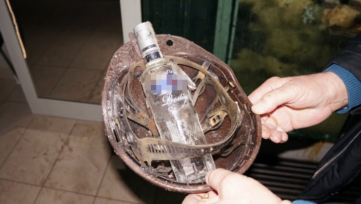 Butelka wódki znaleziona w kasku jednego z protestujących