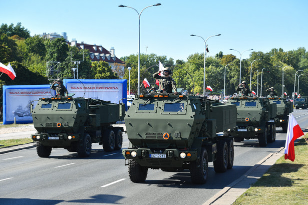 Warszawa, 15.08.2023. M142 High Mobility Artillery Rocket System "HIMARS" na defiladzie "Silna Biało-Czerwona" z okazji Święta Wojska Polskiego 2023