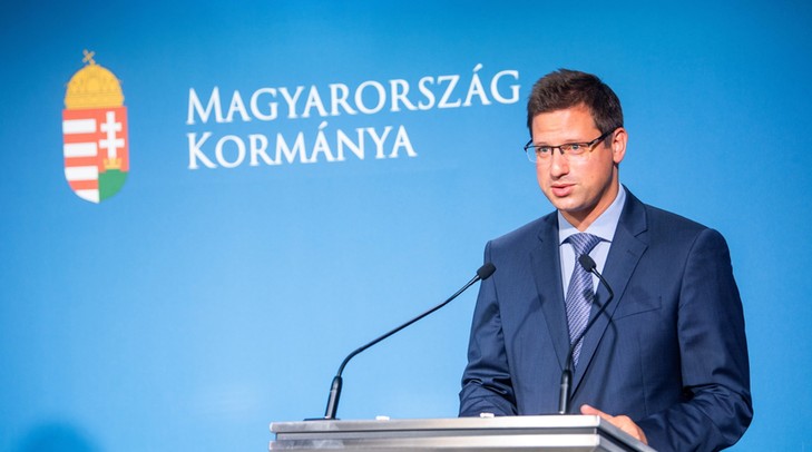 Gulyás Gergely bejelentése az uniús védettségi igazolványról /Fotó: MTI/Balogh Zoltán