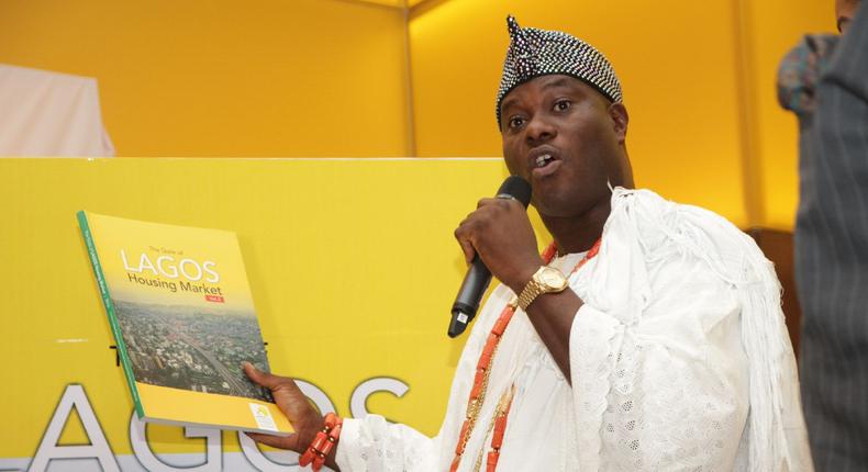 The Ooni of Ife holding the report