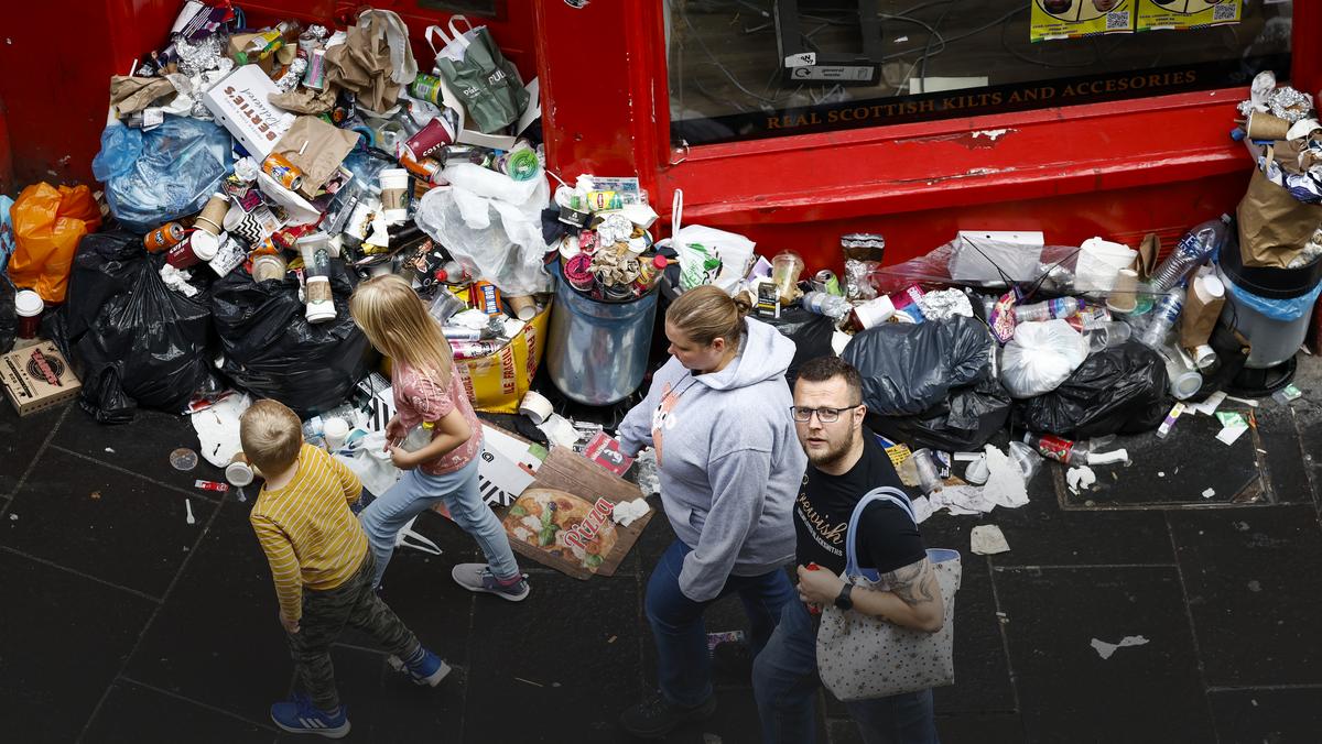Ulice Edynburga są zasypane śmieciami przez strajk pracowników służb sprzątających w Szkocji